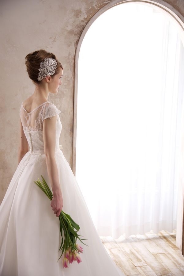 "Attention All Dress Saviors! Discover What Suits You: A Cute Wedding Dress Catalog by Silhouette ♡"にて紹介している画像