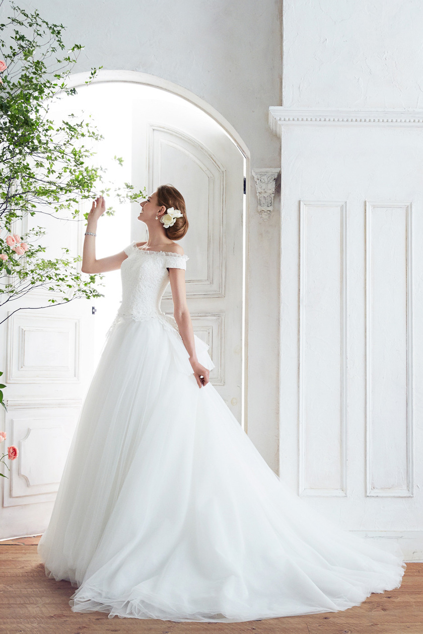 "Attention All Dress Saviors! Discover What Suits You: A Cute Wedding Dress Catalog by Silhouette ♡"にて紹介している画像