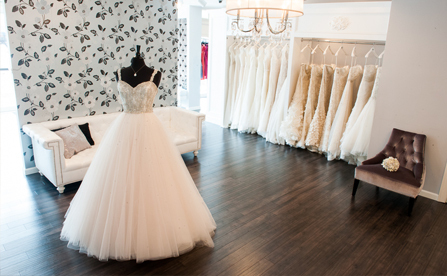 "Attention All Dress Saviors! Discover What Suits You: A Cute Wedding Dress Catalog by Silhouette ♡"にて紹介している画像