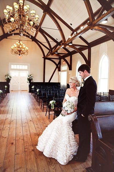 Heart-Shaped Neckline: A Collection of Adorable Heart Cut Wedding Dresses 💖にて紹介している画像
