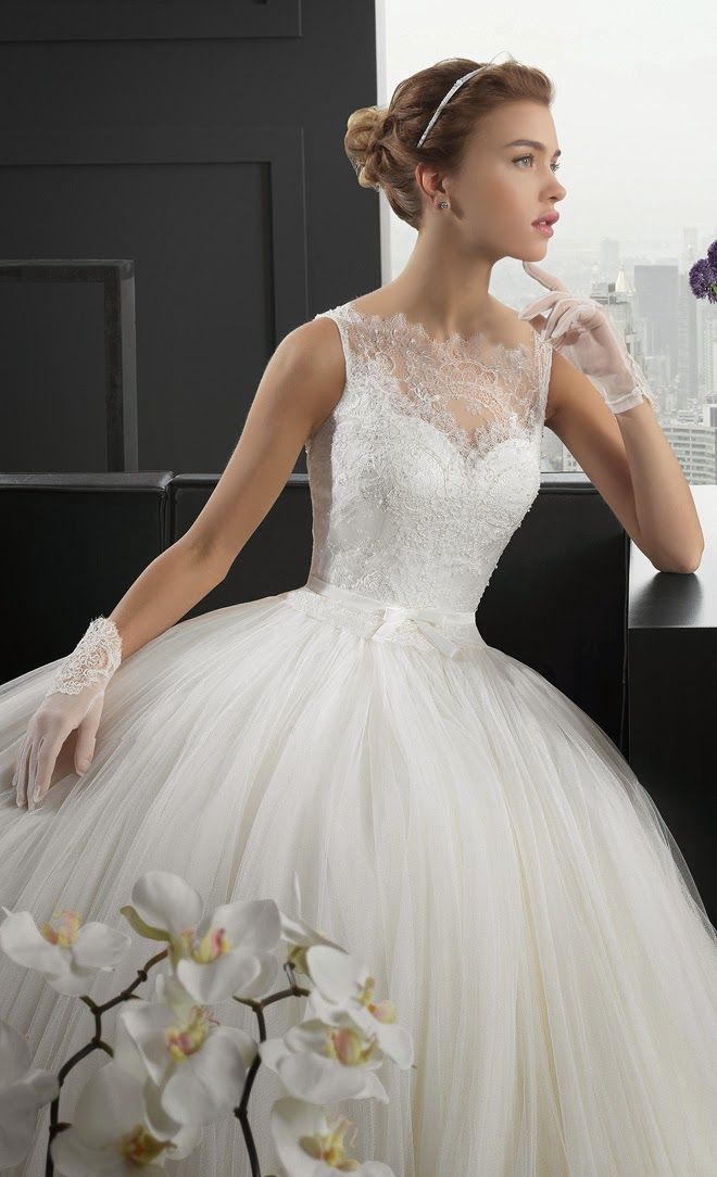 シルエットを変えて白⇒白が最近のトレンド♡純白ウェディングドレスを〔2着〕着たい場合の選び方まとめ♩にて紹介している画像