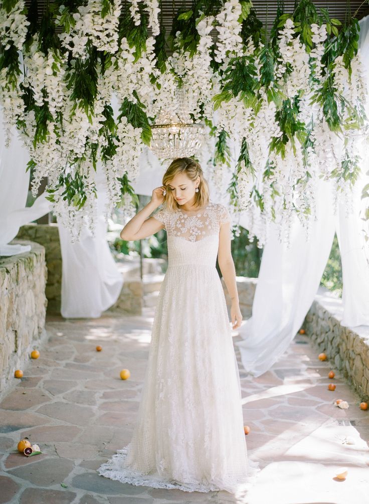 シルエットを変えて白⇒白が最近のトレンド♡純白ウェディングドレスを〔2着〕着たい場合の選び方まとめ♩にて紹介している画像