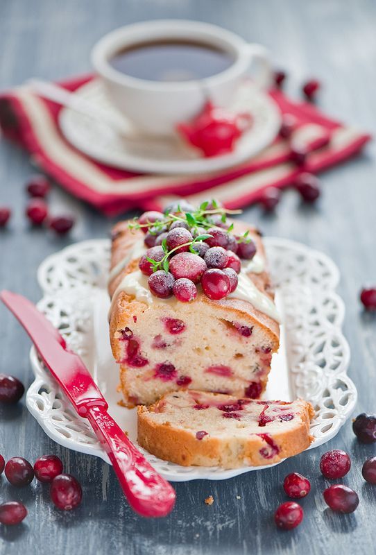 "Christmas Season Delights: Hosting with Cranberry Cakes"にて紹介している画像