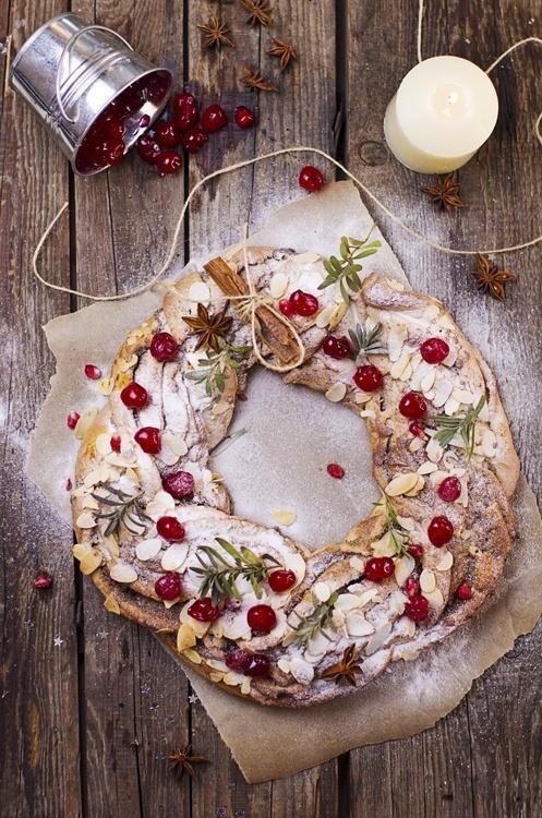 "Christmas Season Delights: Hosting with Cranberry Cakes"にて紹介している画像