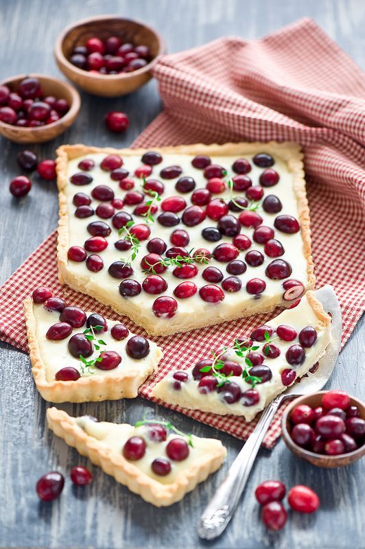 "Christmas Season Delights: Hosting with Cranberry Cakes"にて紹介している画像