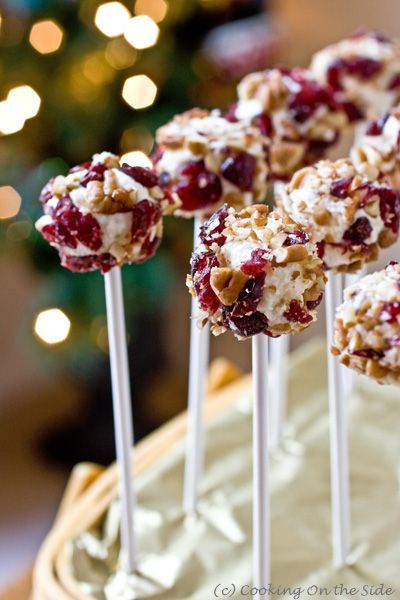 "Christmas Season Delights: Hosting with Cranberry Cakes"にて紹介している画像