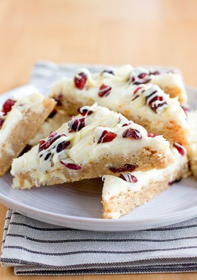 "Christmas Season Delights: Hosting with Cranberry Cakes"にて紹介している画像