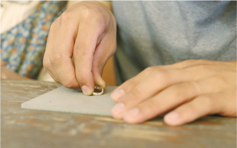 A Place Where You Can Create Handmade Wedding Rings Together: Do You Know About 'Karakoro Workshop'?にて紹介している画像