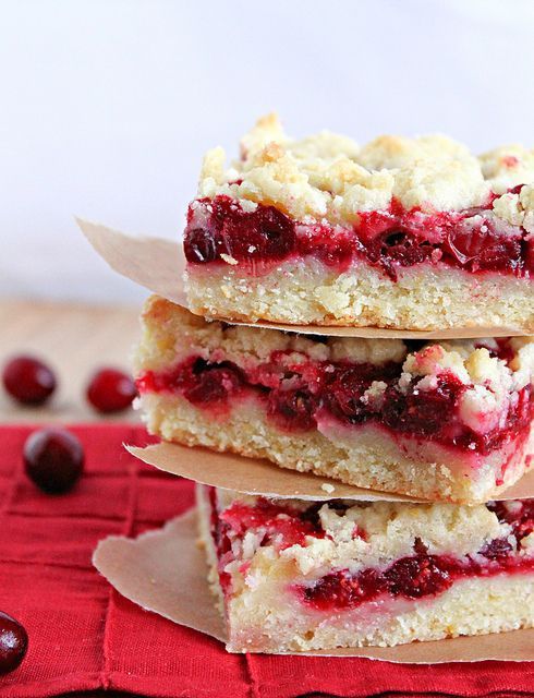 "Christmas Season Delights: Hosting with Cranberry Cakes"にて紹介している画像