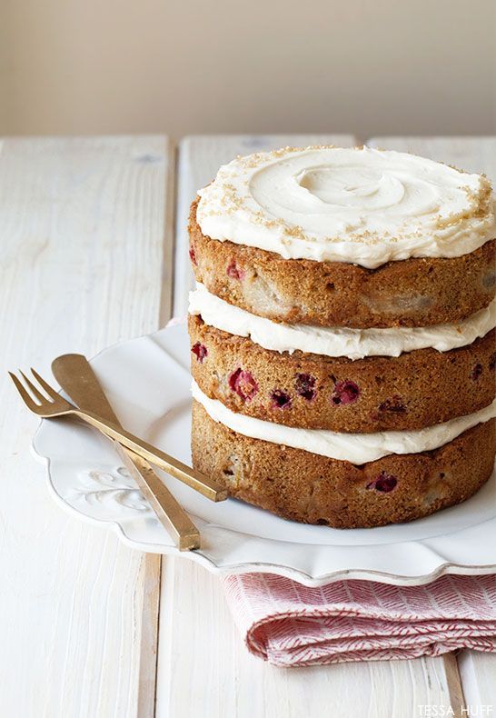 "Christmas Season Delights: Hosting with Cranberry Cakes"にて紹介している画像