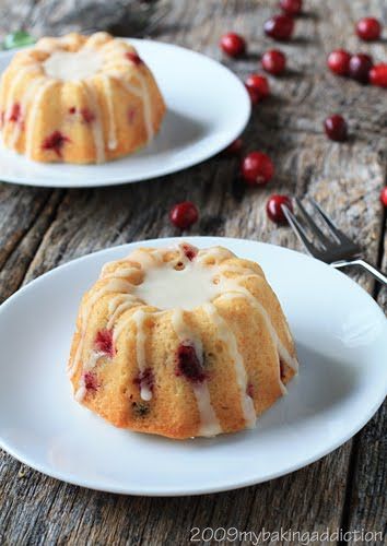 "Christmas Season Delights: Hosting with Cranberry Cakes"にて紹介している画像