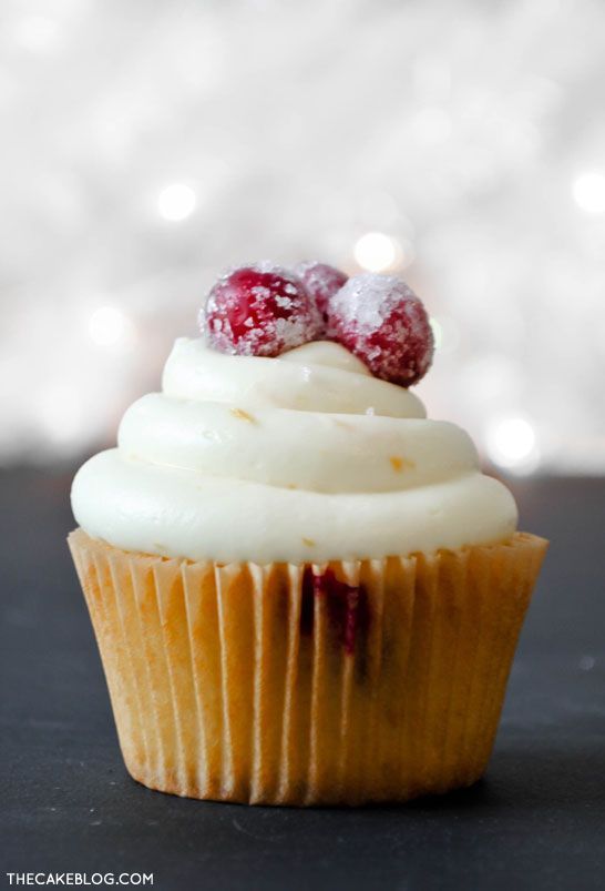 "Christmas Season Delights: Hosting with Cranberry Cakes"にて紹介している画像