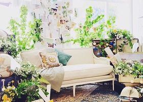 大きなメインテーブルと一緒に、しがらみも全部取っ払っちゃいましょう！重要なのは、みんなと一緒に楽しむことと可愛さ♡今はやりの『高砂ソファ』をチェック♩