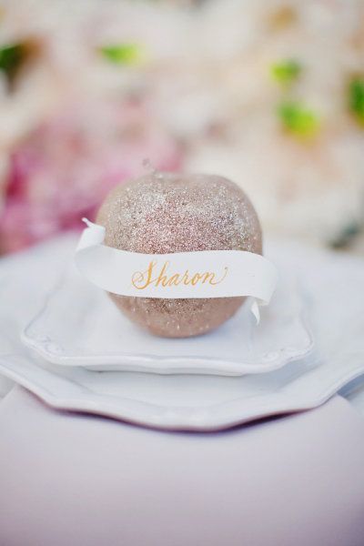 果物で作る、みずみずしい可愛さ♡プチギフトにもなる『フルーツ席札』が海外風でとってもおしゃれ♩にて紹介している画像