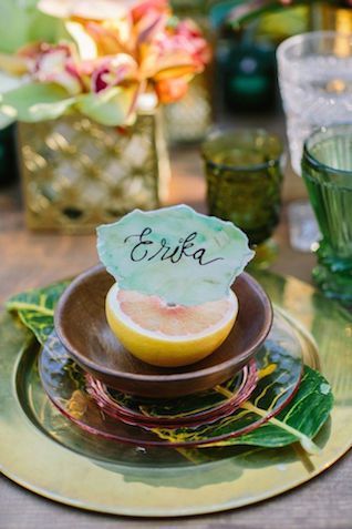 果物で作る、みずみずしい可愛さ♡プチギフトにもなる『フルーツ席札』が海外風でとってもおしゃれ♩にて紹介している画像