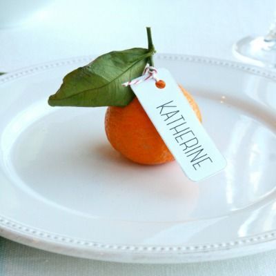 果物で作る、みずみずしい可愛さ♡プチギフトにもなる『フルーツ席札』が海外風でとってもおしゃれ♩にて紹介している画像