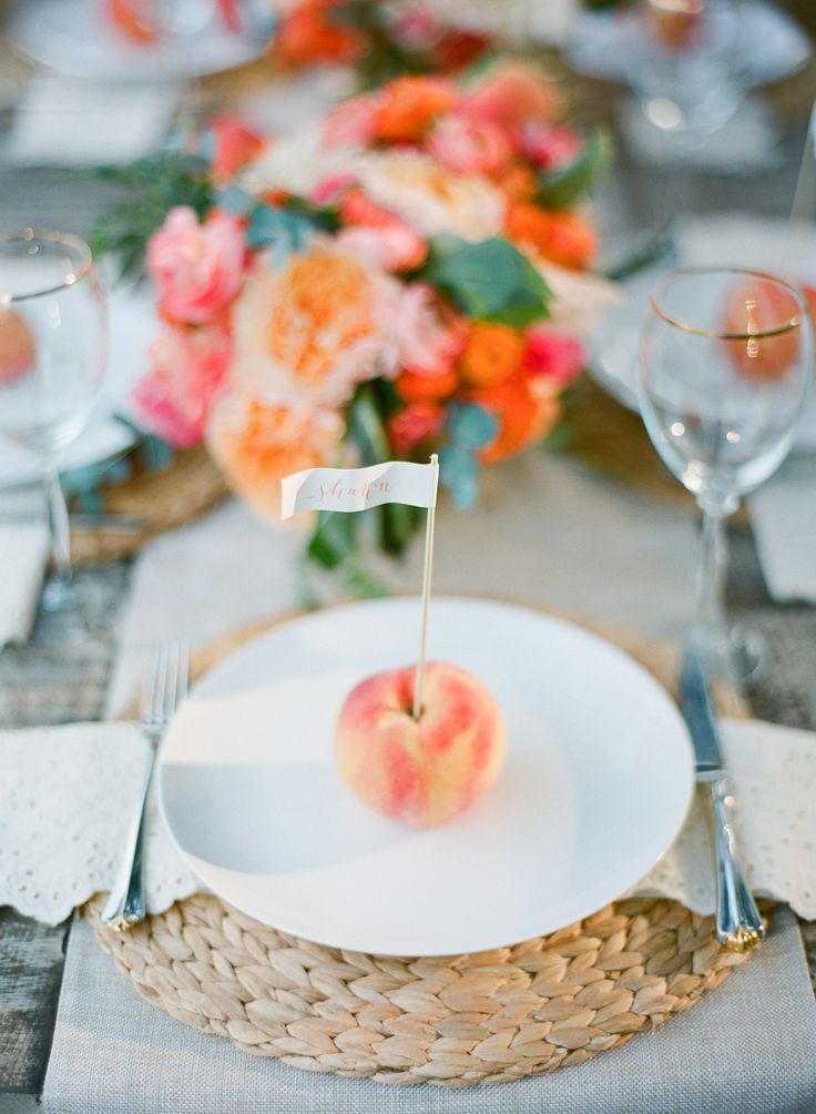 果物で作る、みずみずしい可愛さ♡プチギフトにもなる『フルーツ席札』が海外風でとってもおしゃれ♩にて紹介している画像