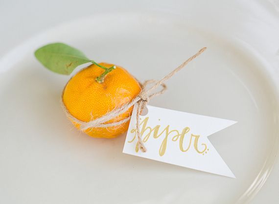 果物で作る、みずみずしい可愛さ♡プチギフトにもなる『フルーツ席札』が海外風でとってもおしゃれ♩にて紹介している画像