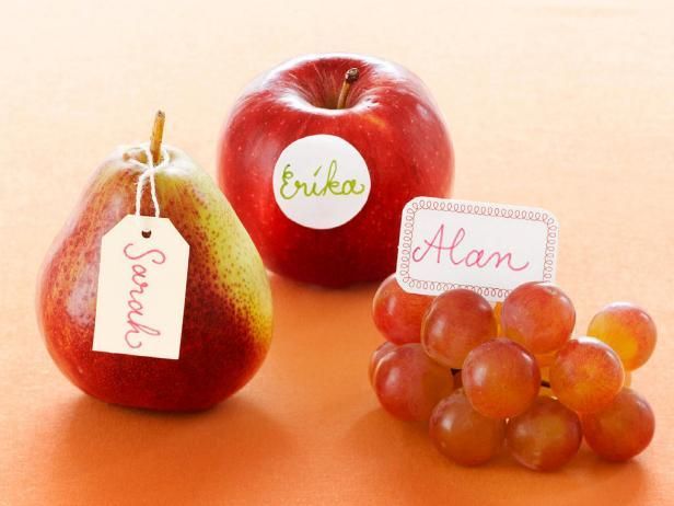 果物で作る、みずみずしい可愛さ♡プチギフトにもなる『フルーツ席札』が海外風でとってもおしゃれ♩にて紹介している画像
