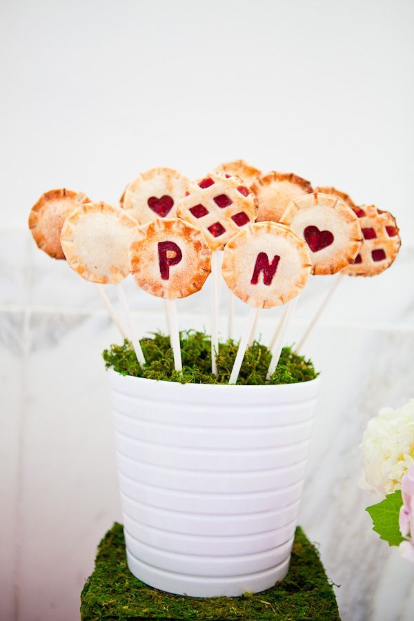 Crispy and Creamy Delight: How to Make the Popular 'Pie Pops' from Abroad ♡にて紹介している画像
