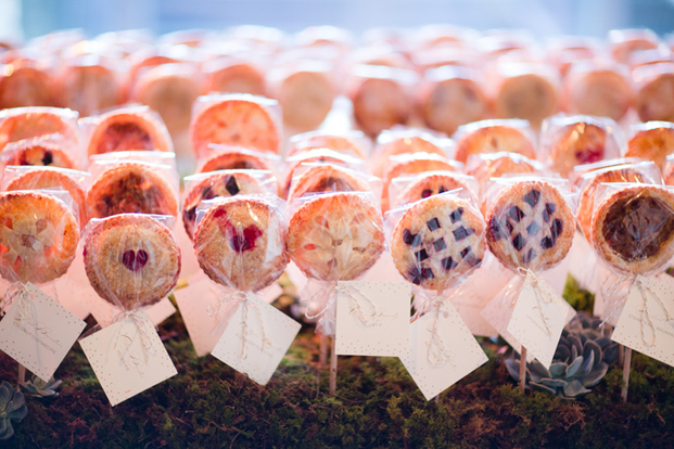 Crispy and Creamy Delight: How to Make the Popular 'Pie Pops' from Abroad ♡にて紹介している画像