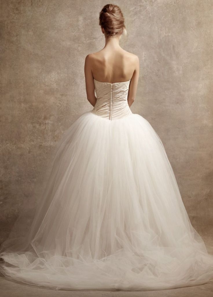 Global Sensation! Vera Wang's Wedding Dresses are Dreamily Romantic ♡にて紹介している画像