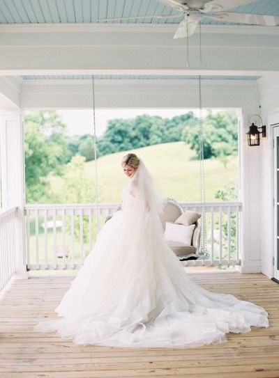 Global Sensation! Vera Wang's Wedding Dresses are Dreamily Romantic ♡にて紹介している画像