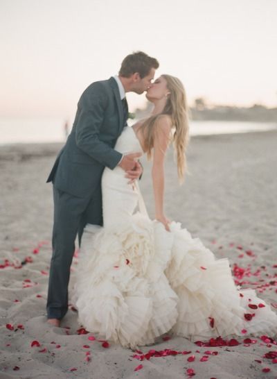 Global Sensation! Vera Wang's Wedding Dresses are Dreamily Romantic ♡にて紹介している画像