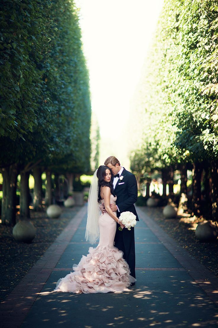 Global Sensation! Vera Wang's Wedding Dresses are Dreamily Romantic ♡にて紹介している画像