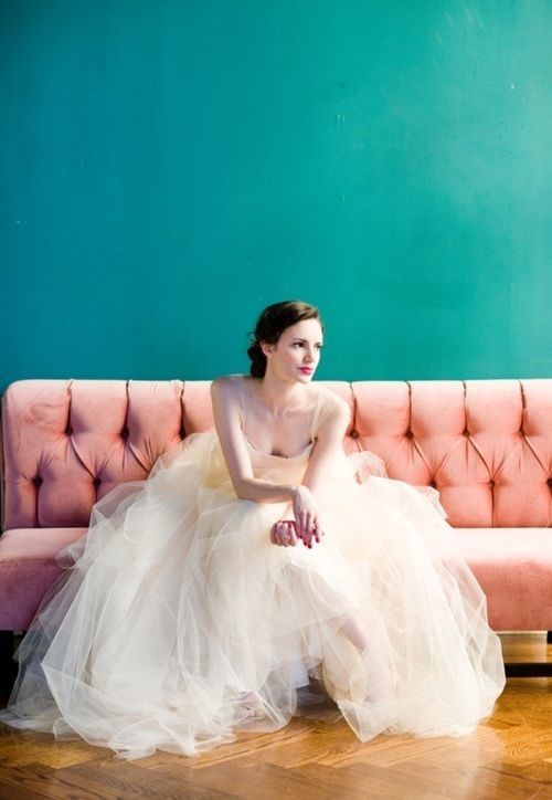 "To Brides on the Takasago Sofa: Essential Features of the Most Beautiful Wedding Dresses for a Stunning Silhouette When Seated*"にて紹介している画像