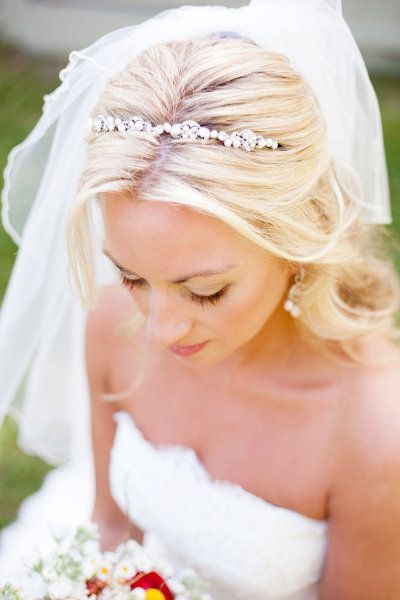Magical Hair and Makeup: A Collection of Perfect Headband Designs for Brides♡にて紹介している画像