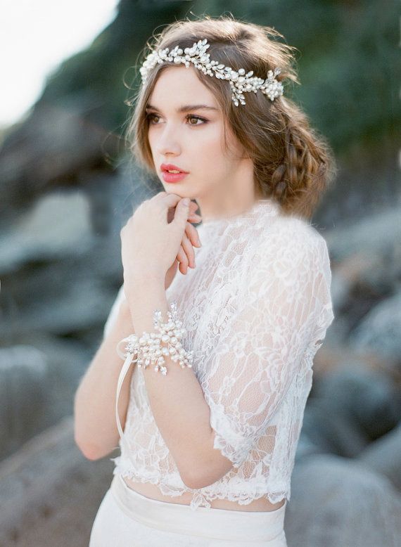 Magical Hair and Makeup: A Collection of Perfect Headband Designs for Brides♡にて紹介している画像