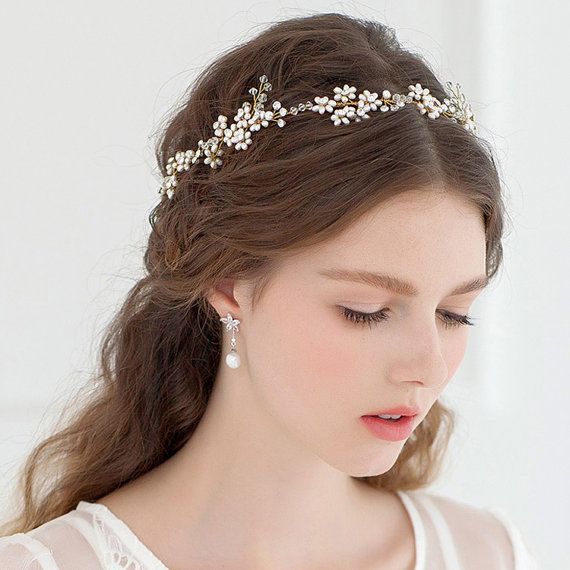 Magical Hair and Makeup: A Collection of Perfect Headband Designs for Brides♡にて紹介している画像