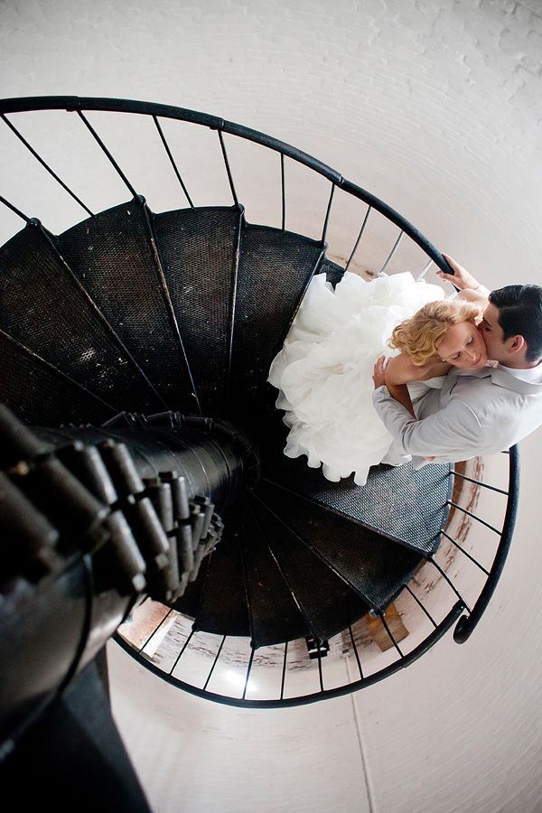 階段で撮るウェディングフォト♡お姫様の登場の瞬間です♪にて紹介している画像