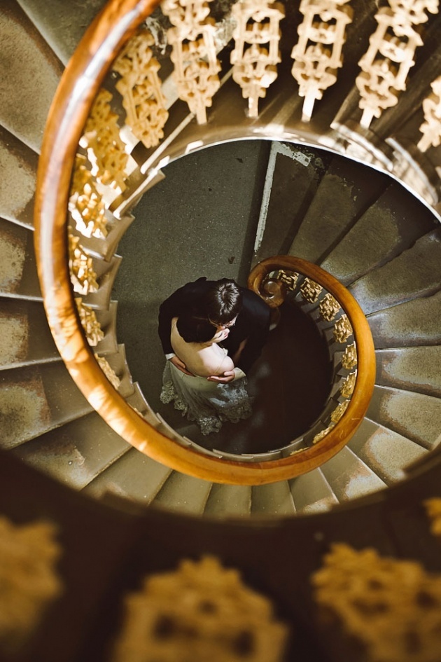 階段で撮るウェディングフォト♡お姫様の登場の瞬間です♪にて紹介している画像