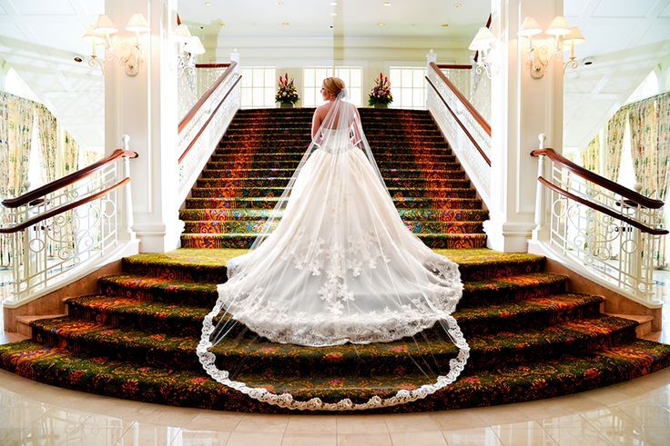 階段で撮るウェディングフォト♡お姫様の登場の瞬間です♪にて紹介している画像