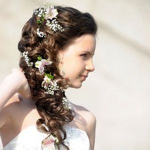Achieve *Rapunzel-Inspired Bride Hair*: A Collection of Cute Hairstyles with Fishbone Braids and Flowers♡にて紹介している画像