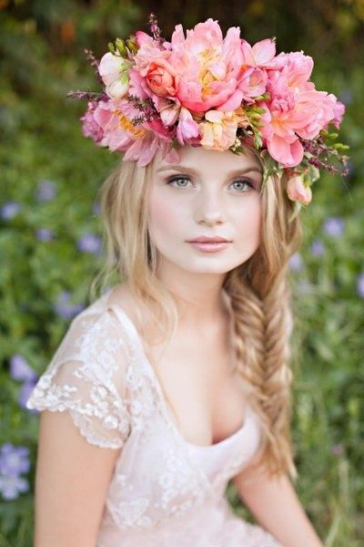 Achieve *Rapunzel-Inspired Bride Hair*: A Collection of Cute Hairstyles with Fishbone Braids and Flowers♡にて紹介している画像