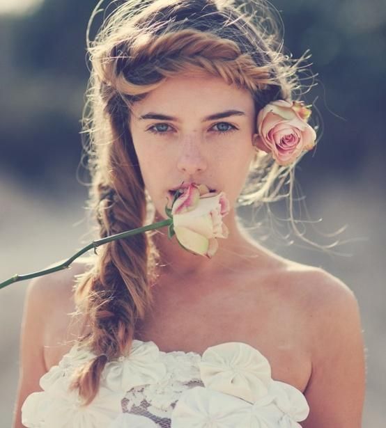 Achieve *Rapunzel-Inspired Bride Hair*: A Collection of Cute Hairstyles with Fishbone Braids and Flowers♡にて紹介している画像