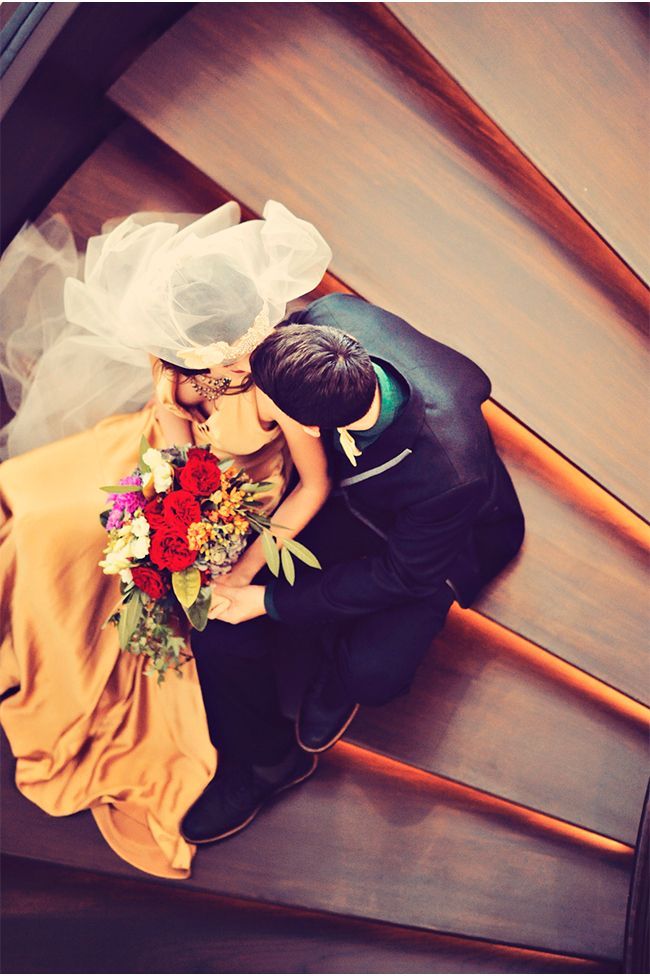階段で撮るウェディングフォト♡お姫様の登場の瞬間です♪にて紹介している画像