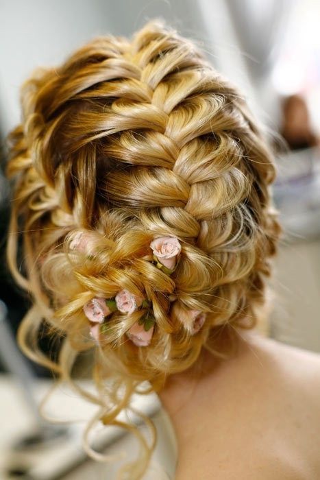 Achieve *Rapunzel-Inspired Bride Hair*: A Collection of Cute Hairstyles with Fishbone Braids and Flowers♡にて紹介している画像