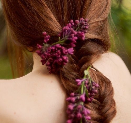 Achieve *Rapunzel-Inspired Bride Hair*: A Collection of Cute Hairstyles with Fishbone Braids and Flowers♡にて紹介している画像
