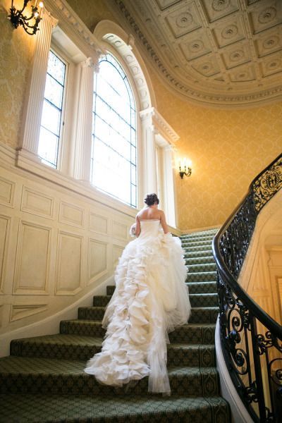 階段で撮るウェディングフォト♡お姫様の登場の瞬間です♪にて紹介している画像
