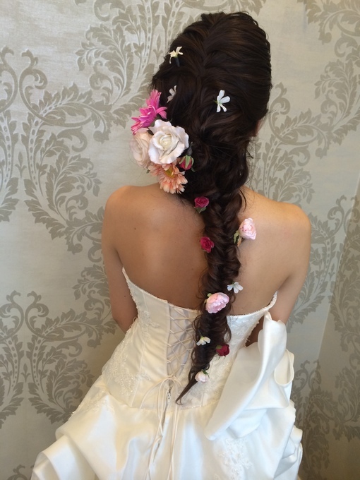 Achieve *Rapunzel-Inspired Bride Hair*: A Collection of Cute Hairstyles with Fishbone Braids and Flowers♡にて紹介している画像