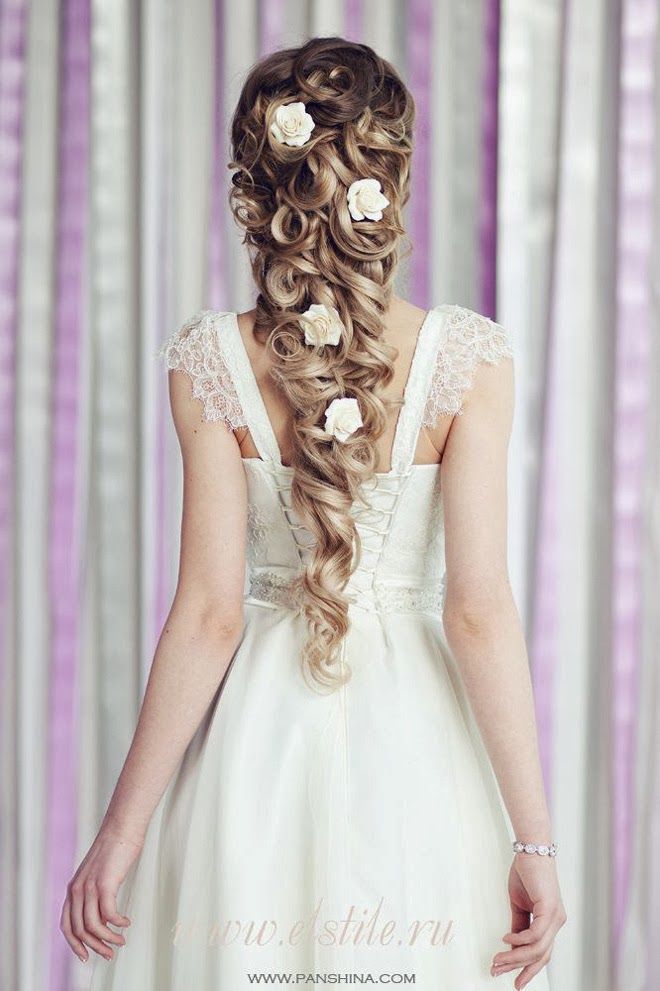 Achieve *Rapunzel-Inspired Bride Hair*: A Collection of Cute Hairstyles with Fishbone Braids and Flowers♡にて紹介している画像