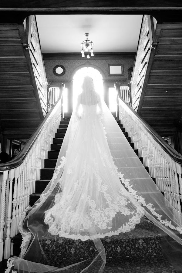 階段で撮るウェディングフォト♡お姫様の登場の瞬間です♪にて紹介している画像
