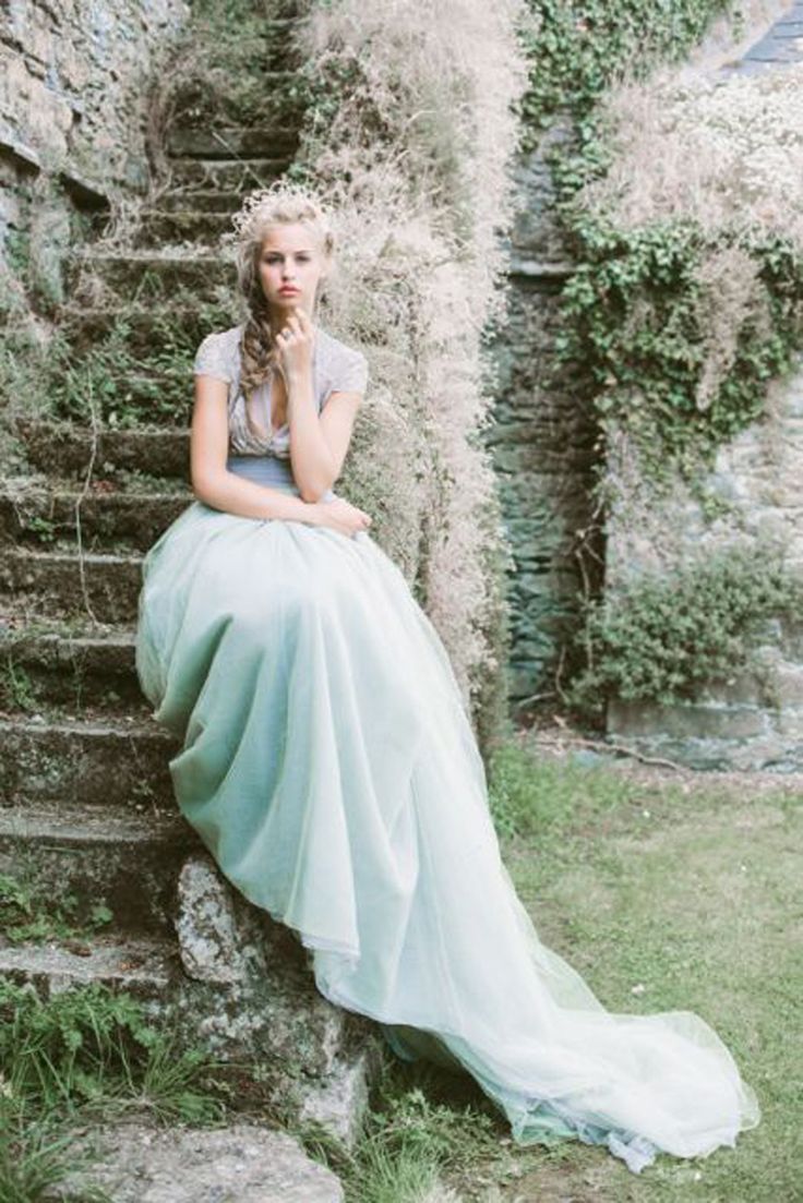 Achieve *Rapunzel-Inspired Bride Hair*: A Collection of Cute Hairstyles with Fishbone Braids and Flowers♡にて紹介している画像