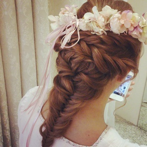 Achieve *Rapunzel-Inspired Bride Hair*: A Collection of Cute Hairstyles with Fishbone Braids and Flowers♡にて紹介している画像