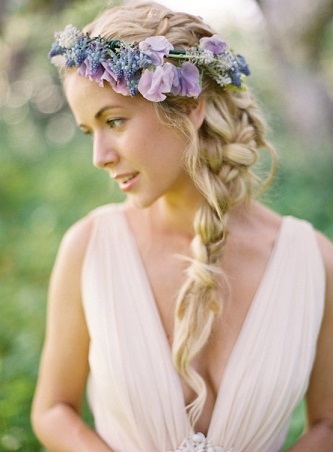 Achieve *Rapunzel-Inspired Bride Hair*: A Collection of Cute Hairstyles with Fishbone Braids and Flowers♡にて紹介している画像