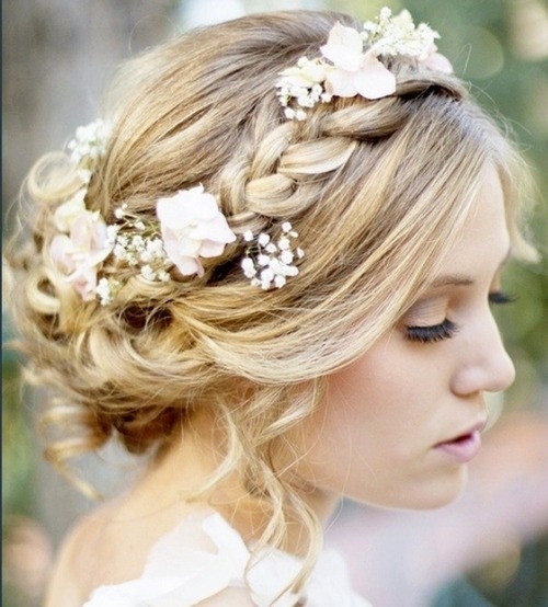 Achieve *Rapunzel-Inspired Bride Hair*: A Collection of Cute Hairstyles with Fishbone Braids and Flowers♡にて紹介している画像